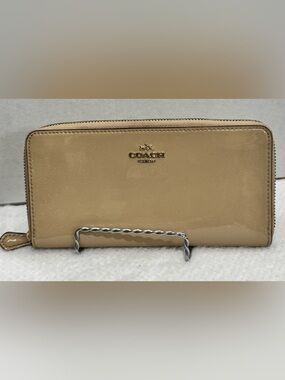 Pre-Loved COACH Patent Leather Accordion Zip Around Wallet
